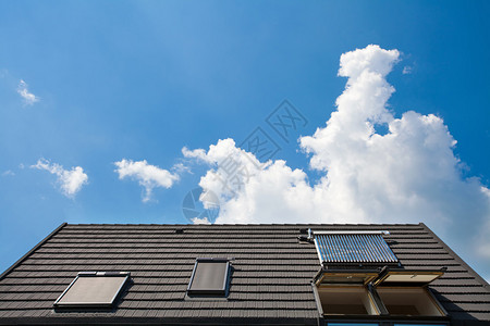 太阳能水电池板屋顶上有宿图片