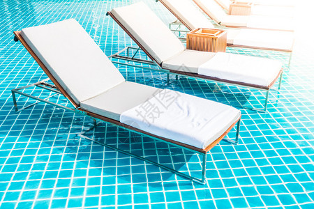 在旅馆度假村游泳池周围的漂亮豪华椅子过滤效图片