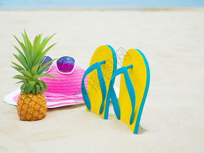 沙滩上的凉鞋草帽和太阳镜图片