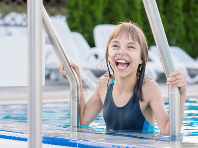 在水上乐园的游泳池里快乐女孩的特写肖像可爱的孩子在假期玩得开心愉快孩图片