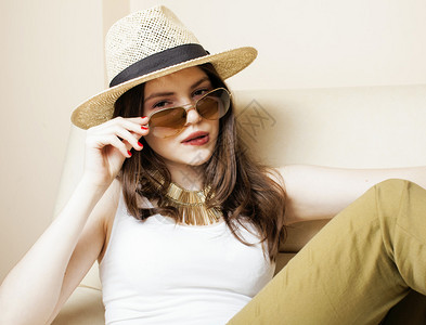 穿着太阳眼镜和暑假帽子的漂亮年轻女子时尚人士的概念潮图片