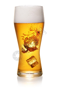 一杯新鲜啤酒冰立方块孤立在白色背景图片