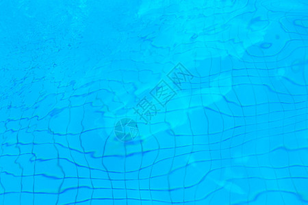 游泳池中的蓝色波纹水图片
