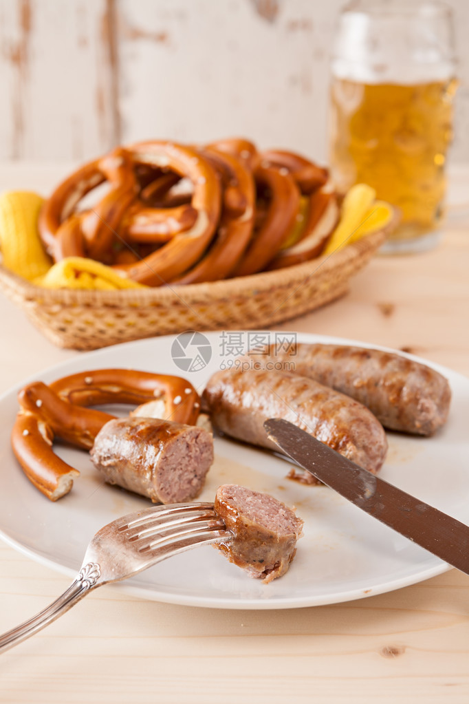 收紧巴伐利亚人煮的香肠面包篮上的辣图片