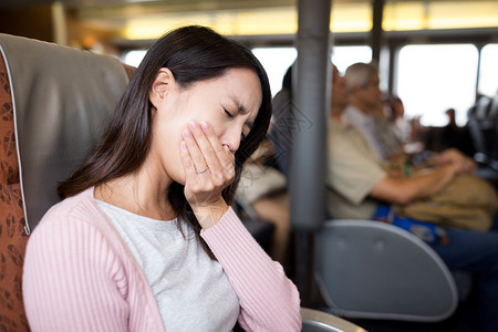 女人在船上感觉不舒服图片