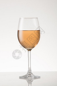 白葡萄酒风格玻璃杯中的玫瑰酒图片
