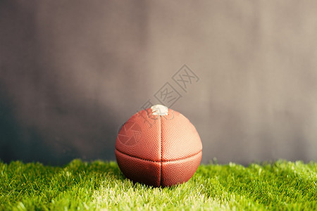 在绿草和灰色背景的足球图片