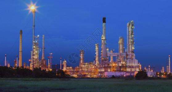 石油化工业地产的炼油厂美丽光图片