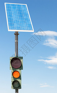 由太阳能电池板发电的源驱动的公路交通灯图片