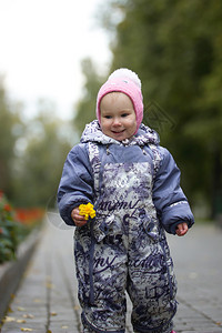 秋天公园里落叶的小女孩图片