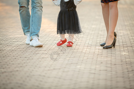 美丽的小孩女和她的父母关注婴儿红图片