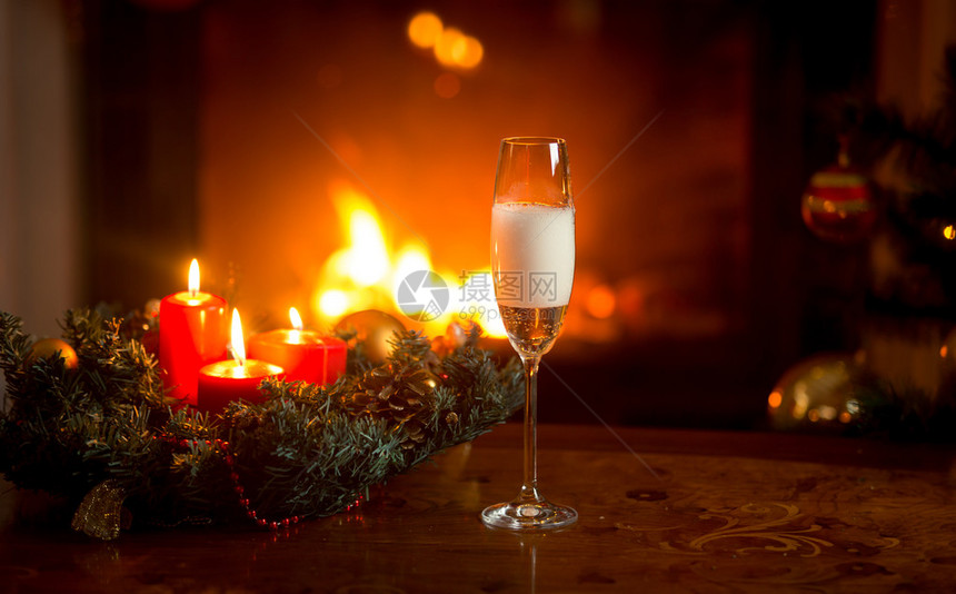 圣诞时在桌子上装饰的水晶玻璃杯中倒着丰盛香槟图片