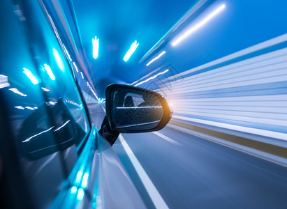 快速的汽车在隧道中行驶图片