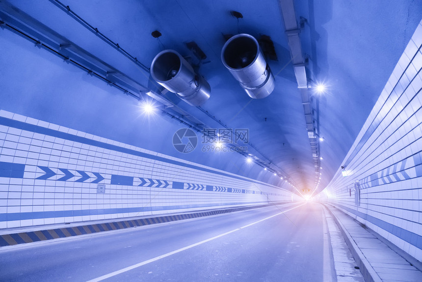 城市公路隧道中的抽象速度运图片