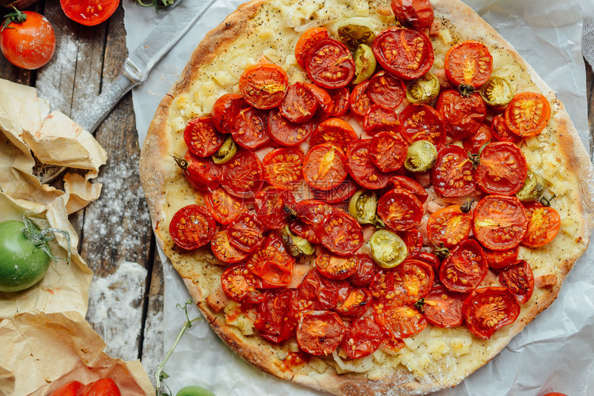 樱桃番茄木火披萨自制马格赫丽塔披萨配有混合蔬菜的披萨图片