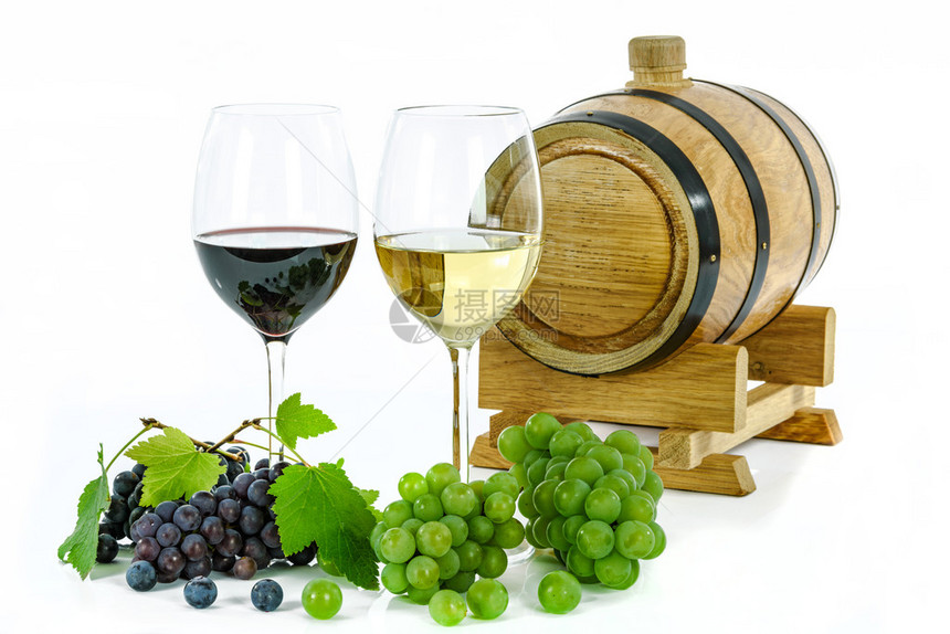 两种葡萄酒和木桶白底隔离图片