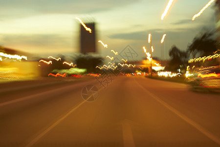 晚上在城市高速公路上行驶前车交图片