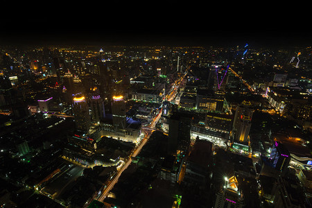 城市景路上车灯光的高速公路和曼谷市图片