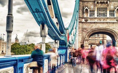 人们穿过英国伦敦塔桥的模糊视野图片