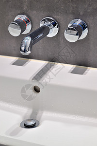 浴室里的现代水龙头和水槽图片