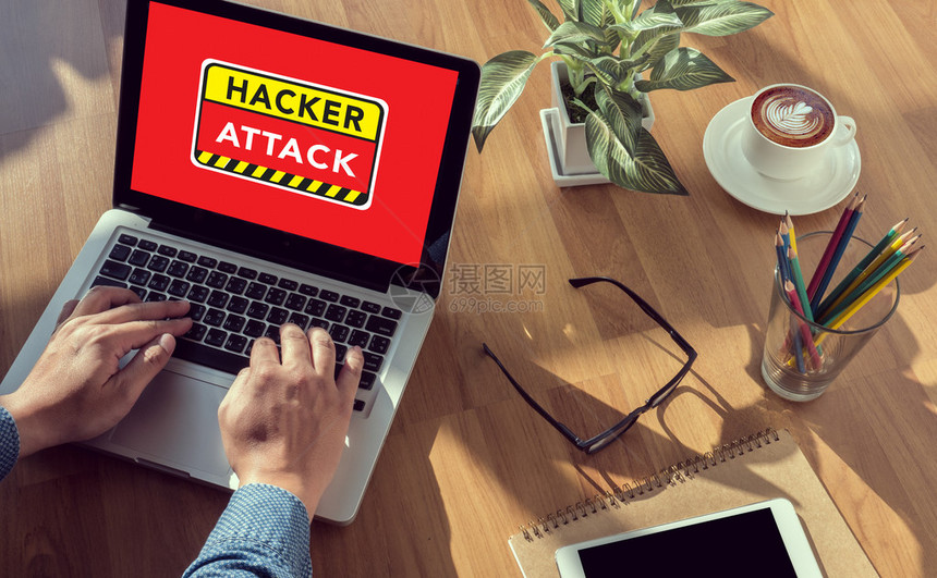警告Hacker攻击浏览概念人手牵在餐桌上生意图片
