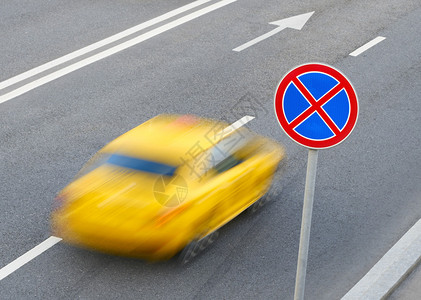禁止路标停车和移动的汽车图片