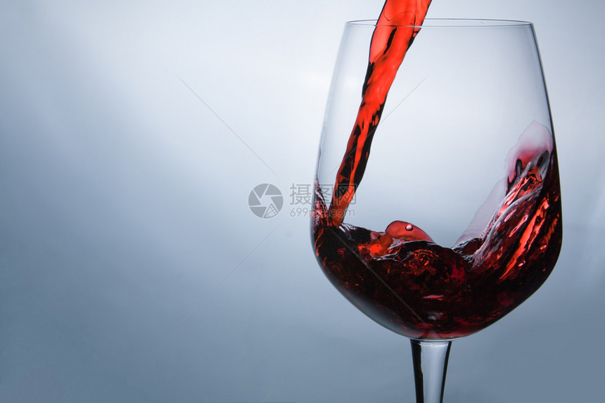 将葡萄酒倾注在玻璃杯中他们把葡图片