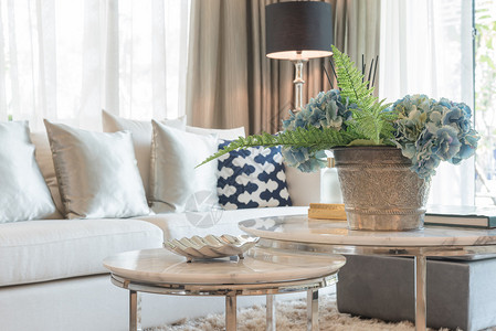 古典客厅风格圆桌上的植物花瓶图片
