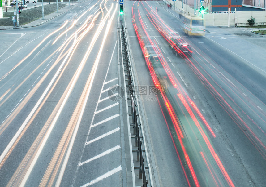 城市道路和汽车在晚上灯光模糊的行驶图片