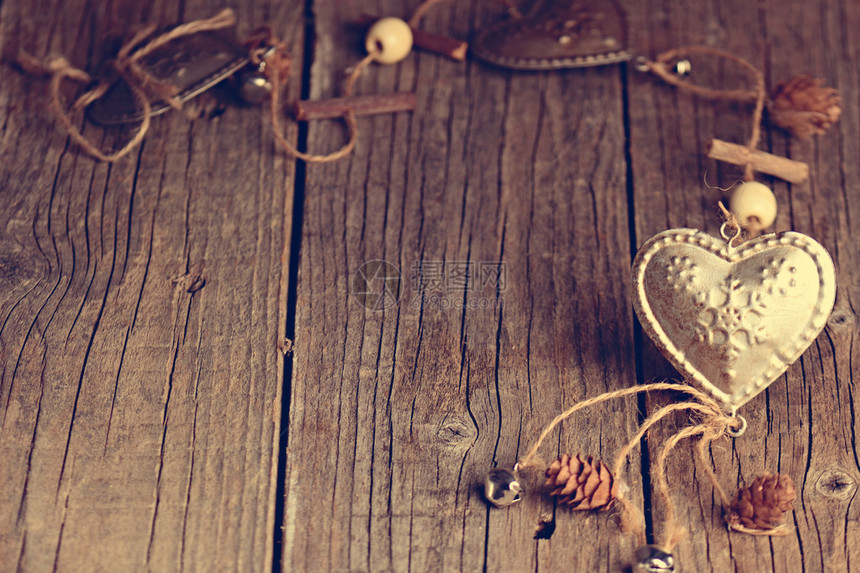 银色的心放在有装饰品的木制桌子上情人节爱情天图片