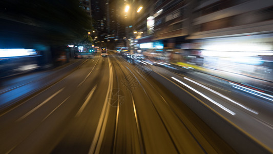 从在香港移动双层电车到夜街有交通图片