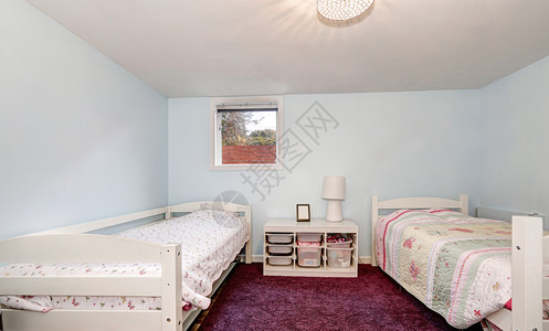 白蓝色墙壁和有两张床的孩子们卧室布贡迪地图片