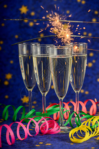 庆祝新年玻璃杯与香槟图片