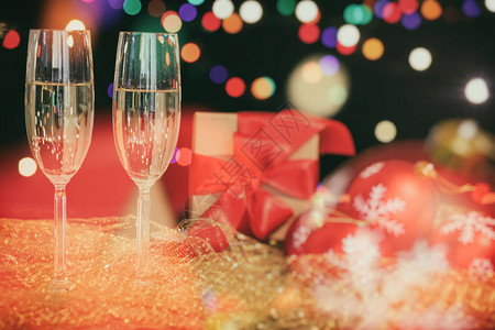两杯香槟和圣诞装饰图片
