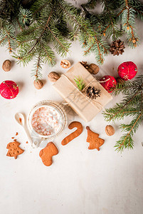 餐桌装饰圣诞树枝锥子坚果和圣诞球图片