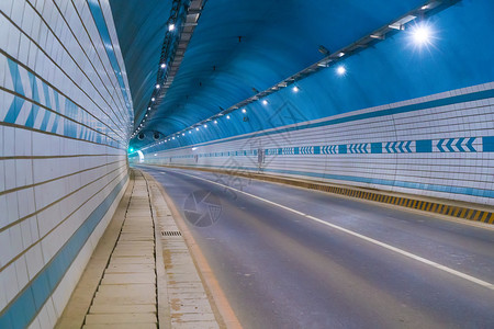 城市公路隧道中的抽象速度运图片