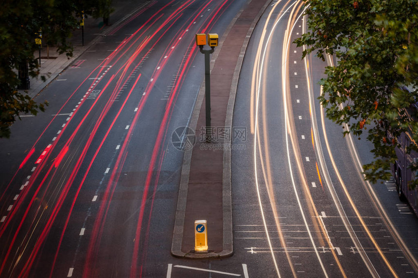 晚上在伦敦银行的汽车交通灯光图片