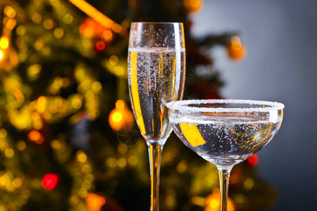 两杯香槟酒和圣诞装饰品重图片