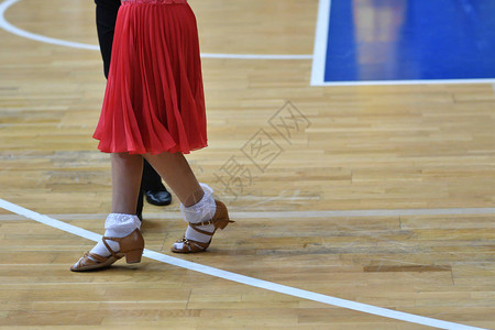 在体育舞蹈比赛中舞女的腿部背景图片