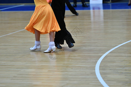 在体育舞蹈比赛中舞女的腿部图片