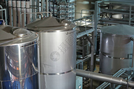 在工厂车间生产啤酒的设备工图片