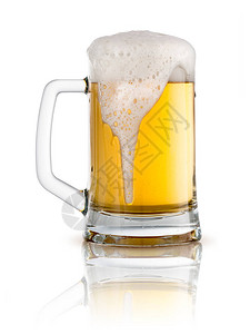 清啤酒在玻璃杯中孤立图片