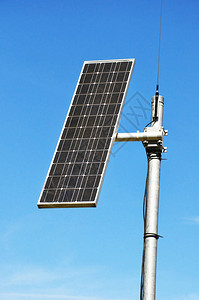 反对蓝天的唯一太阳能电池板背景图片