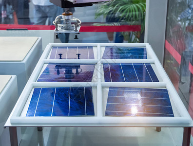 太阳能电池板的生产图片