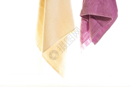两条毛巾挂在白色背景上图片