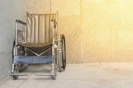轮椅空等待医院走廊使用以软橙色太阳图片