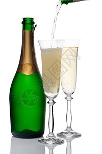 白色背景上的香槟酒瓶和酒杯图片