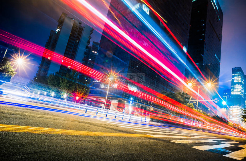 在夜间公路上交图片