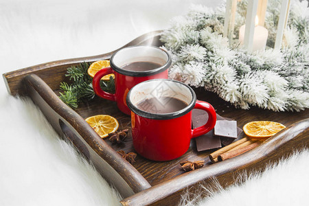 冬季热巧克力杯有蜡烛灯笼和雪花图片