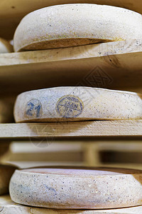 法国FrancheComte奶制品成地窖的木架上木架图片